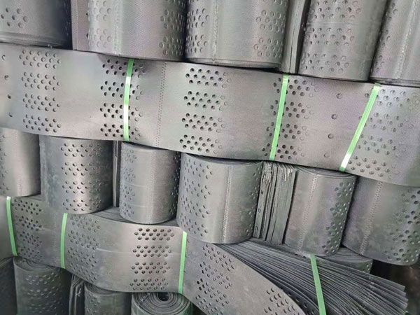 土工格室?guī)齑?/></p><p><strong>產(chǎn)品介紹：</strong></p><p>土工格室施工/土工格室是目前國(guó)內(nèi)外較為流行的一種新型的高強(qiáng)度土工合成材料，它是由高強(qiáng)度的HDPE或PP共聚料寬帶，經(jīng)過(guò)焊接或鉚接而形成的一片網(wǎng)狀格室結(jié)構(gòu)。它伸縮自如，運(yùn)輸時(shí)可縮疊起來(lái)，使用時(shí)張開(kāi)并又充填土石或混凝土料，構(gòu)成具有強(qiáng)大側(cè)向限制和大剛度的結(jié)構(gòu)體。它可用來(lái)做為墊層，處理軟弱地基增大地基的承載能力，也可鋪設(shè)在坡面上構(gòu)成坡面防護(hù)結(jié)構(gòu)，還可以用來(lái)建造支擋結(jié)構(gòu)等。</p><p><strong>產(chǎn)品優(yōu)勢(shì)：</strong></p><p>1、材質(zhì)輕、耐磨損，化學(xué)性能穩(wěn)定、耐光氧老化、耐酸堿，適用于不同土壤與沙漠等土質(zhì)條件。</p><p>2、較高的側(cè)向限制和防滑，防變形、有效的增強(qiáng)路基的承載能力和分散荷載作用。</p><p>3、改變土工格室高度、焊距等幾何尺寸可滿足不同的工程需要。</p><p>4、伸縮自如，運(yùn)輸體積小；聯(lián)接方便、施工速度快。</p><p><strong>產(chǎn)品用途：</strong></p><p>1、用于穩(wěn)固公路、鐵路路基。</p><p>2、用于承受載重力的堤防及淺水河道治理。</p><p>3、用于防止滑坡及受載重力的混合式擋墻。</p><p>4、在遇到軟地基時(shí)，采用土工格室可大大減輕施工勞動(dòng)強(qiáng)度，減少路基厚度施工速度快、性能好，大大的降低工程造價(jià)。</p><p><br/></p><div   id=